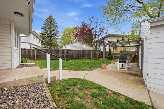 W56N710 Hawthorne AVENUE, Cedarburg, WI 53012