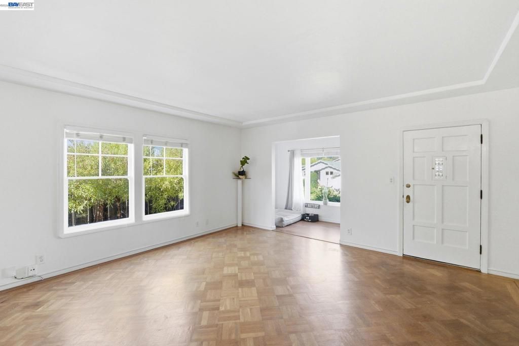 Image 12 of property listing at 137 Viewmont Avenue, Vallejo, CA 94590