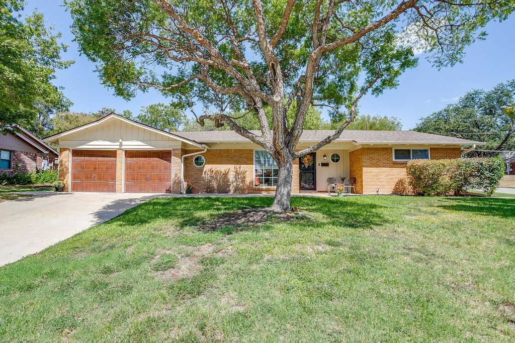 4413 Angus Drive, Fort Worth, TX 76116 — exterior