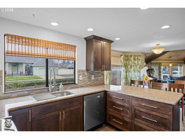 1205 Nw LITTLEWOOD Ct, Roseburg, OR 97471