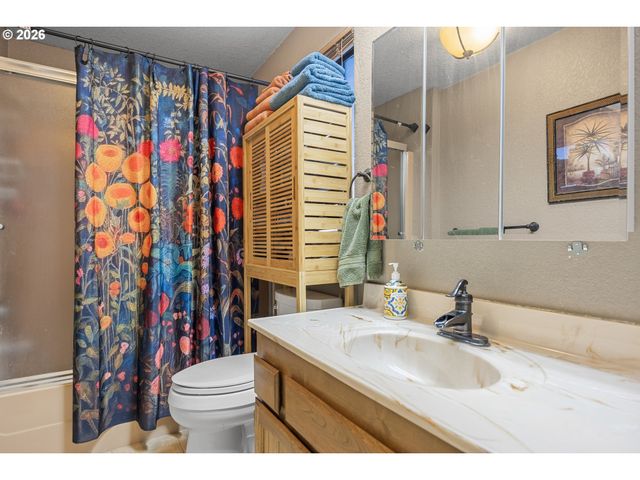 1205 Nw LITTLEWOOD Ct, Roseburg, OR 97471