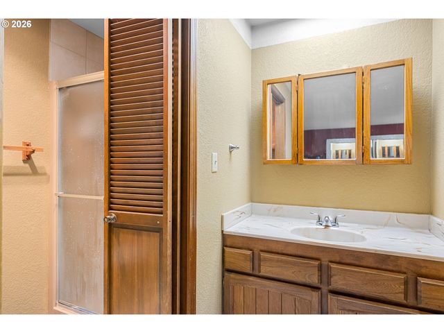 1205 Nw LITTLEWOOD Ct, Roseburg, OR 97471