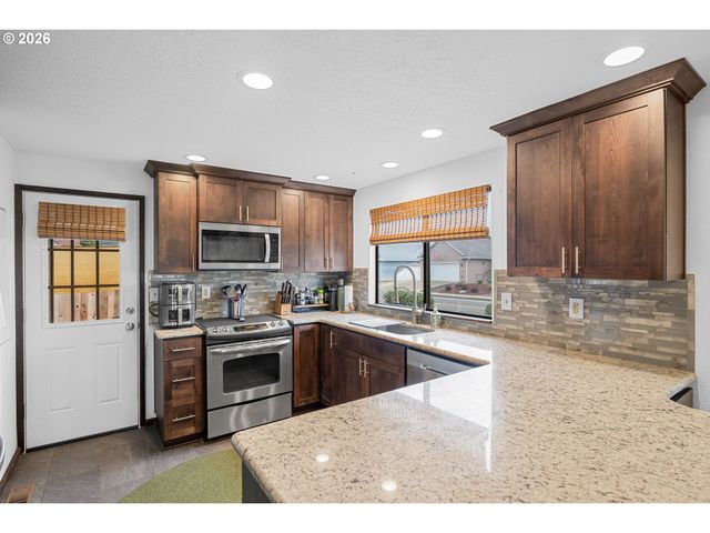 1205 Nw LITTLEWOOD Ct, Roseburg, OR 97471