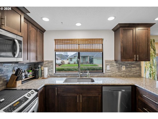 1205 Nw LITTLEWOOD Ct, Roseburg, OR 97471