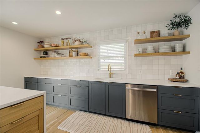 7626 canterbury Drive, Prairie Village, KS 66208