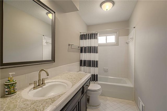 7626 canterbury Drive, Prairie Village, KS 66208