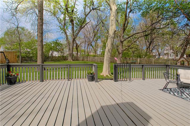 7626 canterbury Drive, Prairie Village, KS 66208