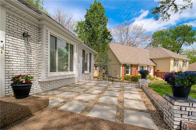 7626 canterbury Drive, Prairie Village, KS 66208