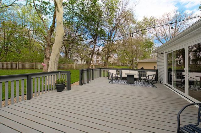 7626 canterbury Drive, Prairie Village, KS 66208