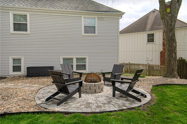 7626 canterbury Drive, Prairie Village, KS 66208