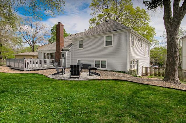 7626 canterbury Drive, Prairie Village, KS 66208
