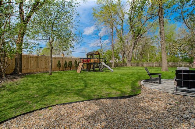 7626 canterbury Drive, Prairie Village, KS 66208