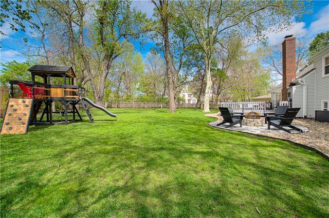 7626 canterbury Drive, Prairie Village, KS 66208