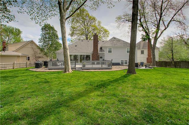 7626 canterbury Drive, Prairie Village, KS 66208