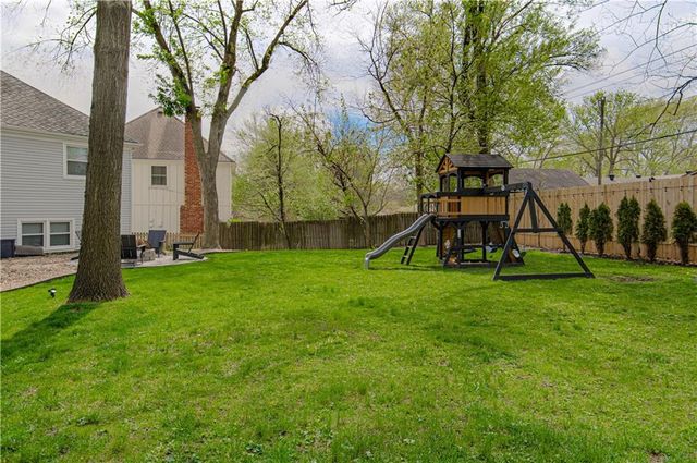 7626 canterbury Drive, Prairie Village, KS 66208