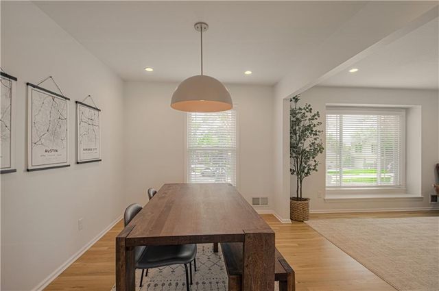 7626 canterbury Drive, Prairie Village, KS 66208