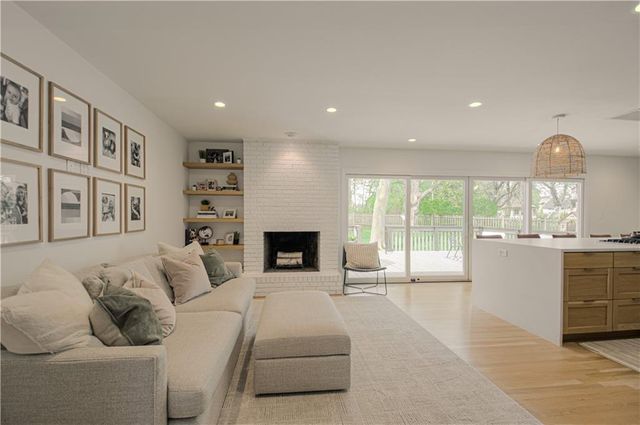 7626 canterbury Drive, Prairie Village, KS 66208