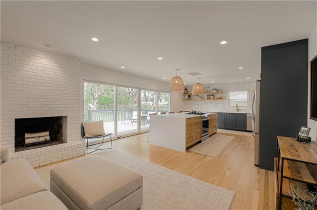 7626 canterbury Drive, Prairie Village, KS 66208