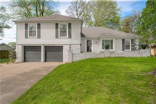 7626 canterbury Drive, Prairie Village, KS 66208