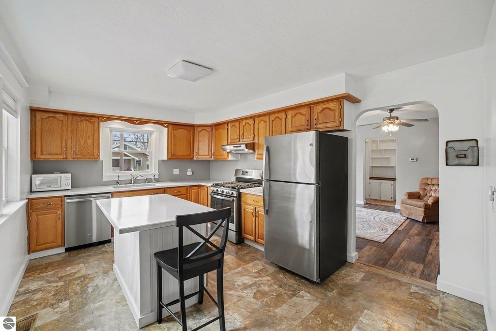 Image 8 of property listing at 720 Wright Avenue, Alma, MI 48801