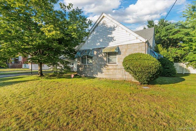 60 Meadow Lane, Lawrence, NY 11559