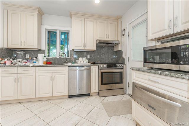 60 Meadow Lane, Lawrence, NY 11559