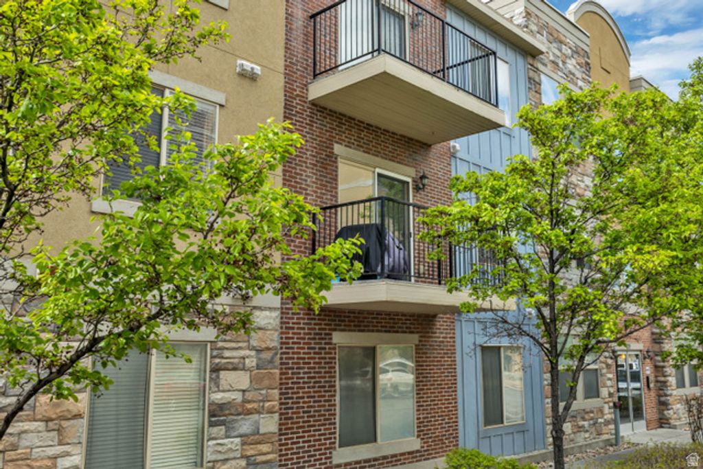 Image 2 of property listing at 170 ALBION VILLAGE WAY #201, Sandy, UT 84070