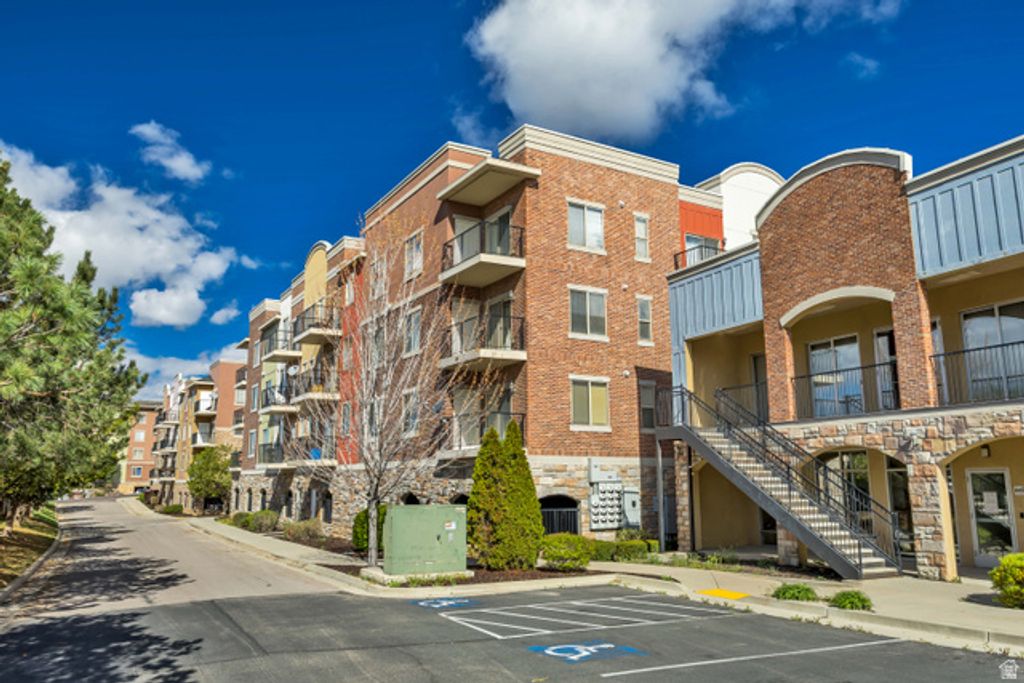 Image 19 of property listing at 170 ALBION VILLAGE WAY #201, Sandy, UT 84070