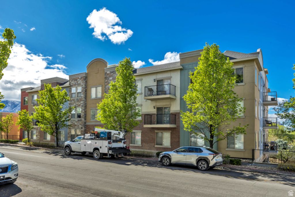Image 20 of property listing at 170 ALBION VILLAGE WAY #201, Sandy, UT 84070