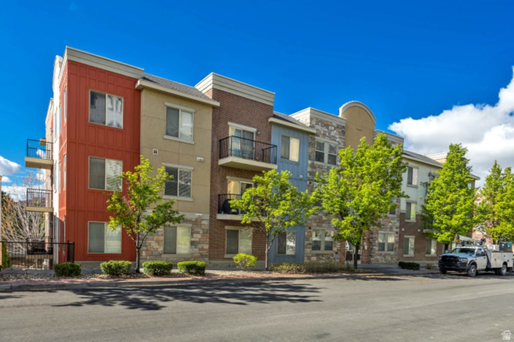 Image 3 of property listing at 170 ALBION VILLAGE WAY #201, Sandy, UT 84070