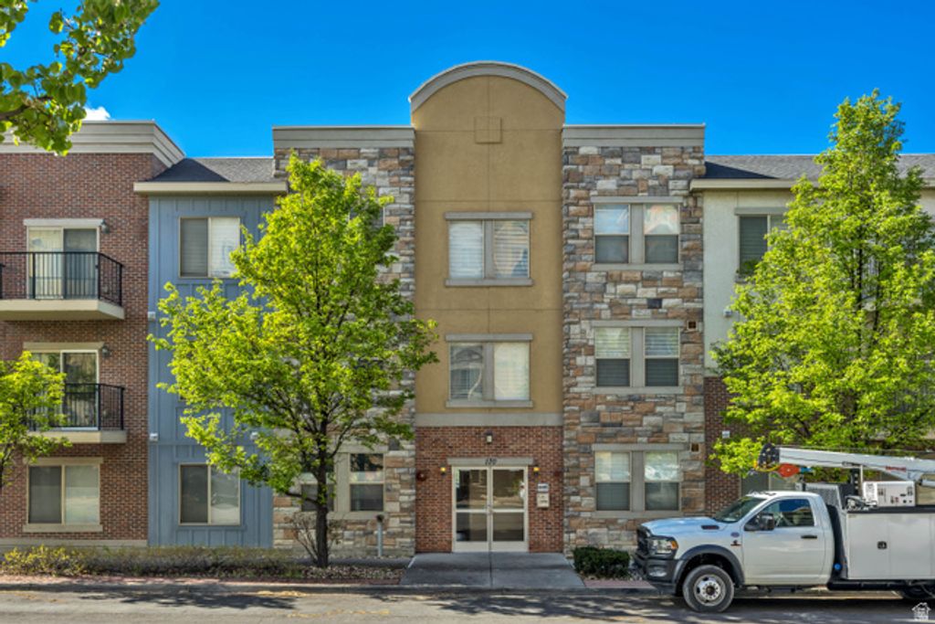 Image 21 of property listing at 170 ALBION VILLAGE WAY #201, Sandy, UT 84070