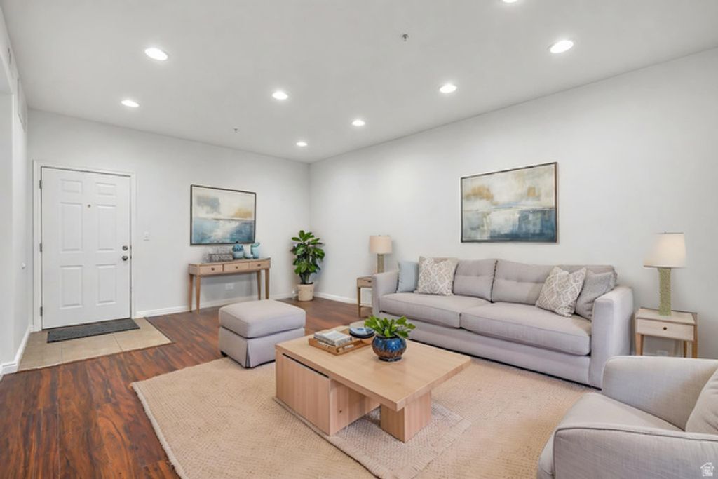 Image 4 of property listing at 170 ALBION VILLAGE WAY #201, Sandy, UT 84070
