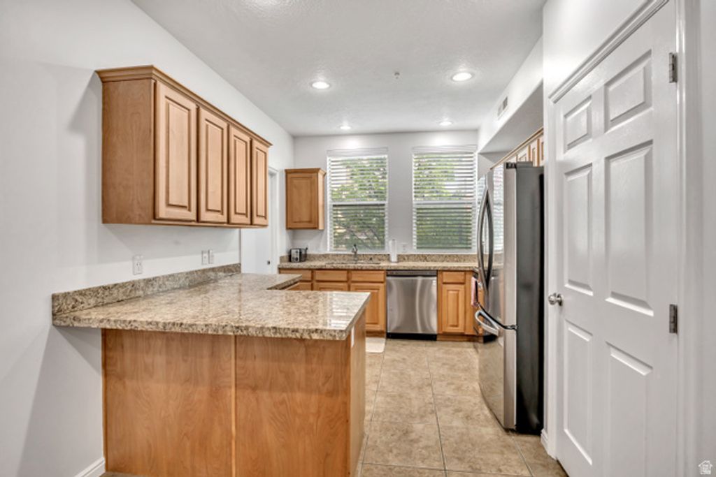 Image 5 of property listing at 170 ALBION VILLAGE WAY #201, Sandy, UT 84070