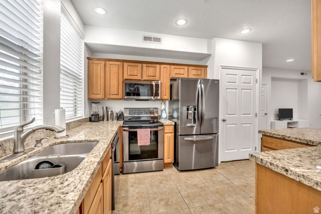 Image 6 of property listing at 170 ALBION VILLAGE WAY #201, Sandy, UT 84070