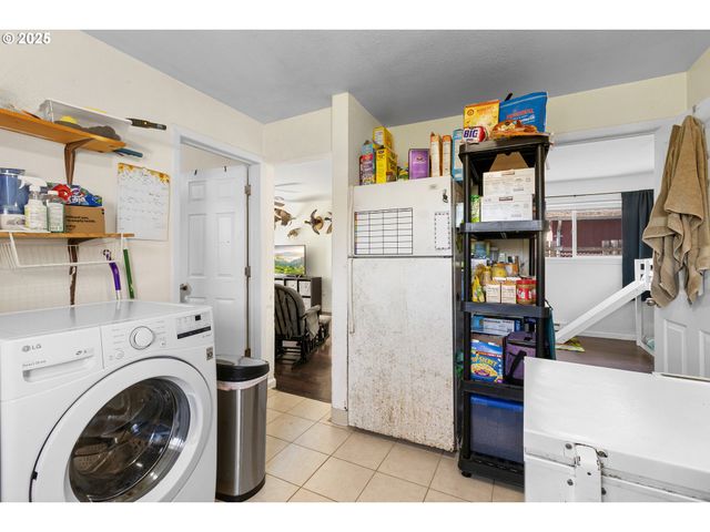 213 ENGLE Ave, Molalla, OR 97038