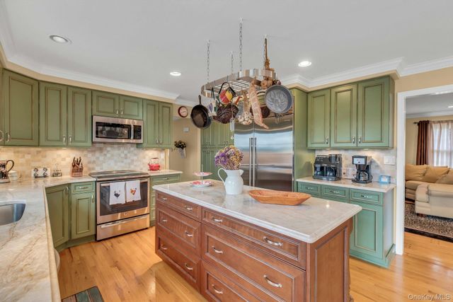 26 Oak Lane, Hampton Bays, NY 11946