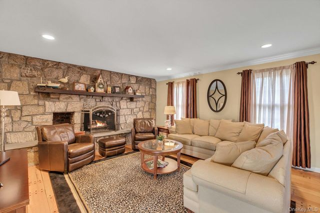 26 Oak Lane, Hampton Bays, NY 11946