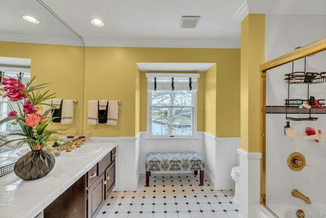 26 Oak Lane, Hampton Bays, NY 11946