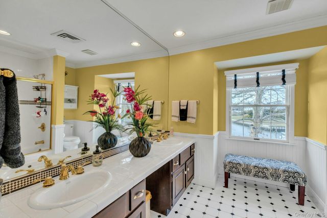 26 Oak Lane, Hampton Bays, NY 11946