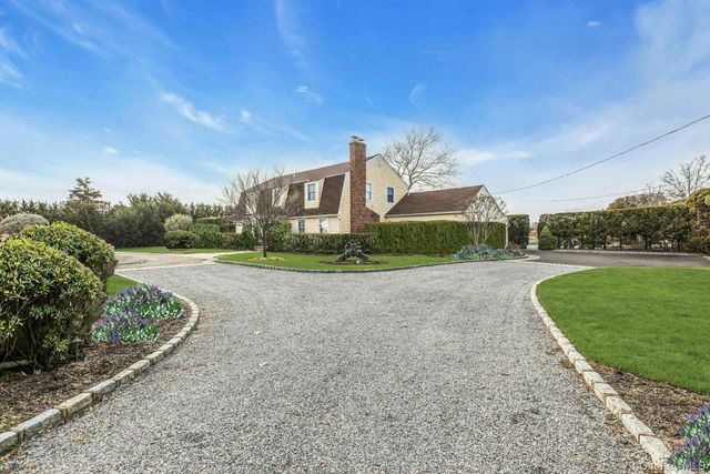 26 Oak Lane, Hampton Bays, NY 11946