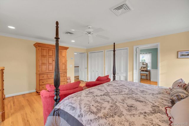 26 Oak Lane, Hampton Bays, NY 11946