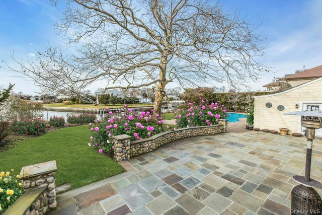 26 Oak Lane, Hampton Bays, NY 11946