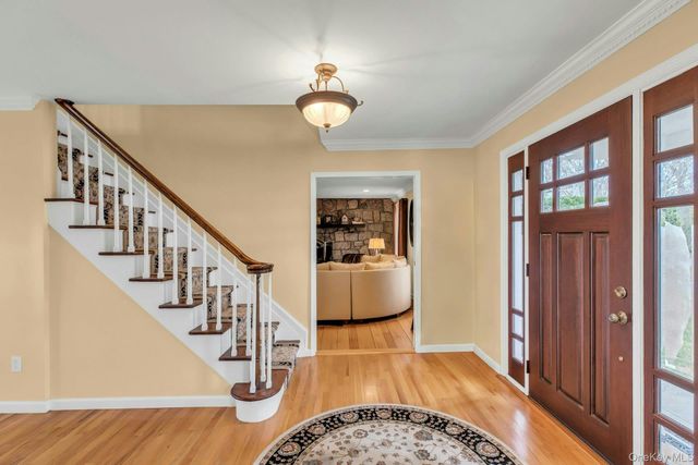 26 Oak Lane, Hampton Bays, NY 11946