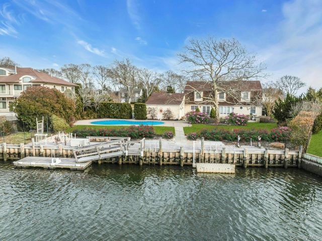 26 Oak Lane, Hampton Bays, NY 11946