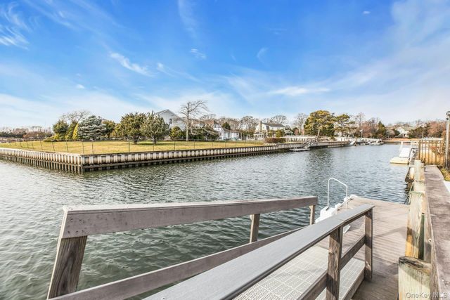 26 Oak Lane, Hampton Bays, NY 11946