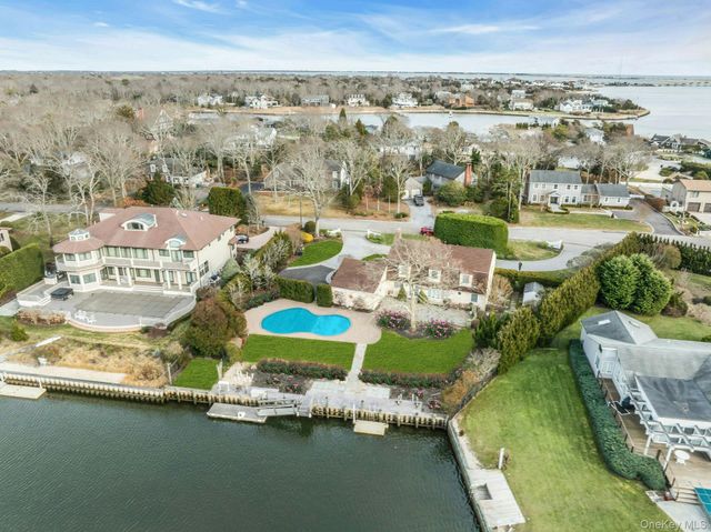 26 Oak Lane, Hampton Bays, NY 11946