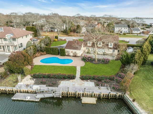 26 Oak Lane, Hampton Bays, NY 11946