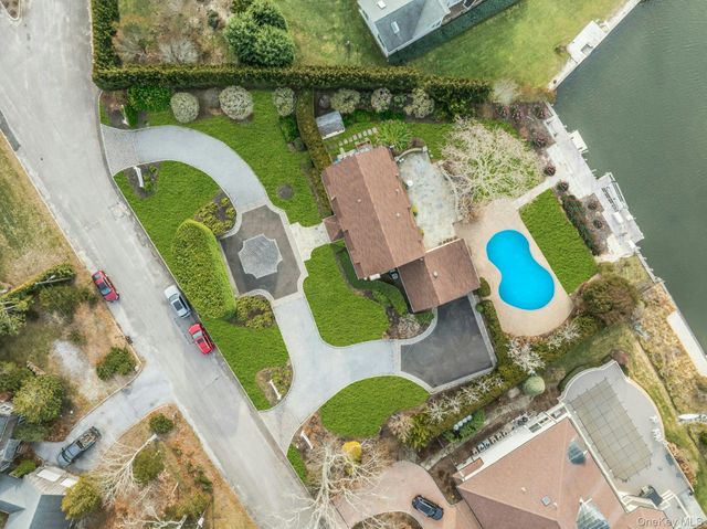 26 Oak Lane, Hampton Bays, NY 11946