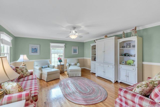 26 Oak Lane, Hampton Bays, NY 11946