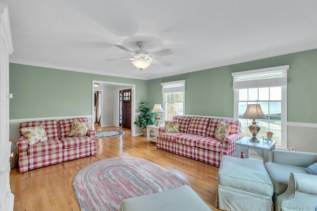 26 Oak Lane, Hampton Bays, NY 11946